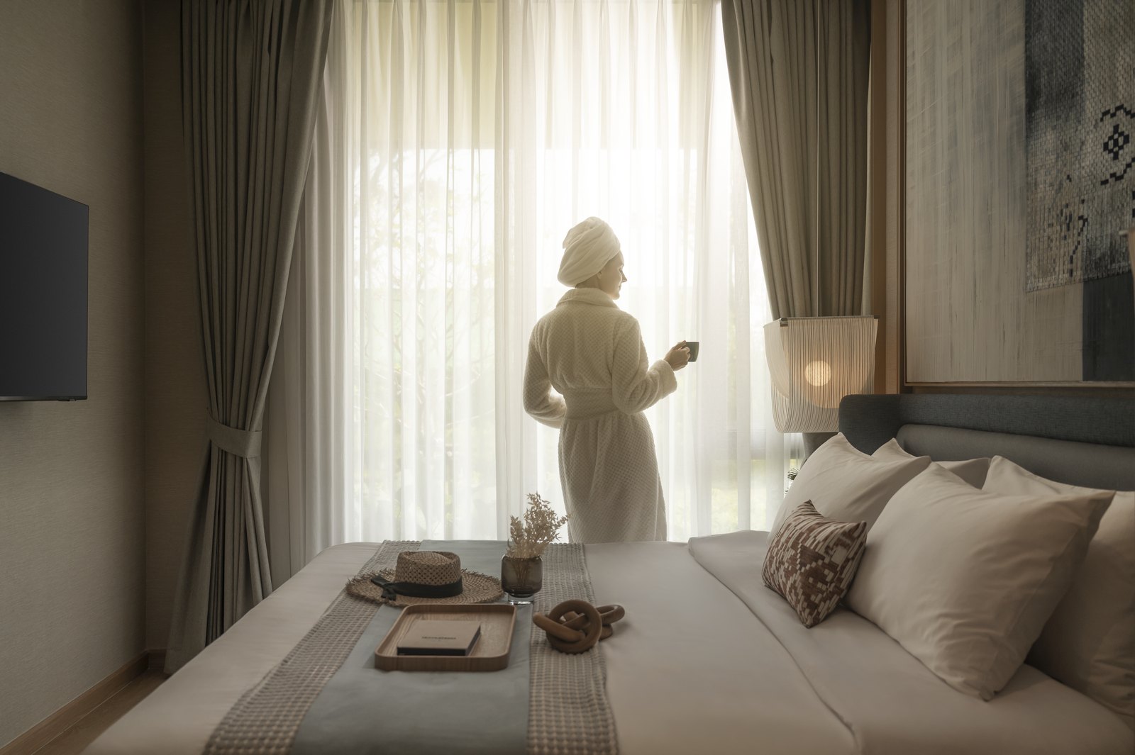 One-bedroom apartment: bedroom by the window