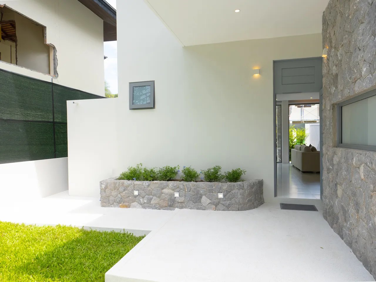 The walled entrance courtyard of a villa