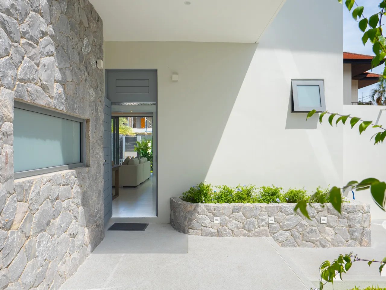 The side path and the stone-clad entrance