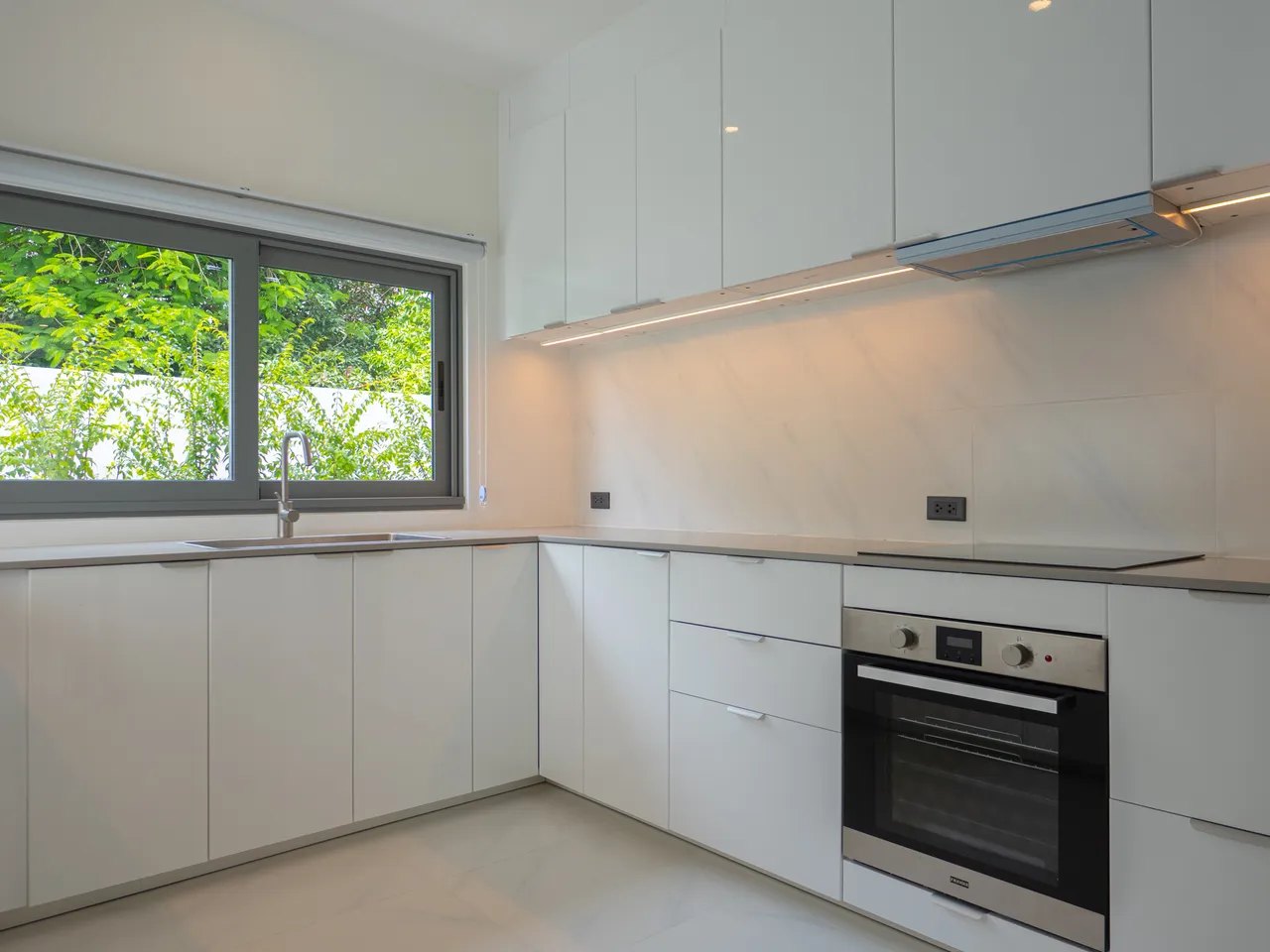 The fitted kitchen
