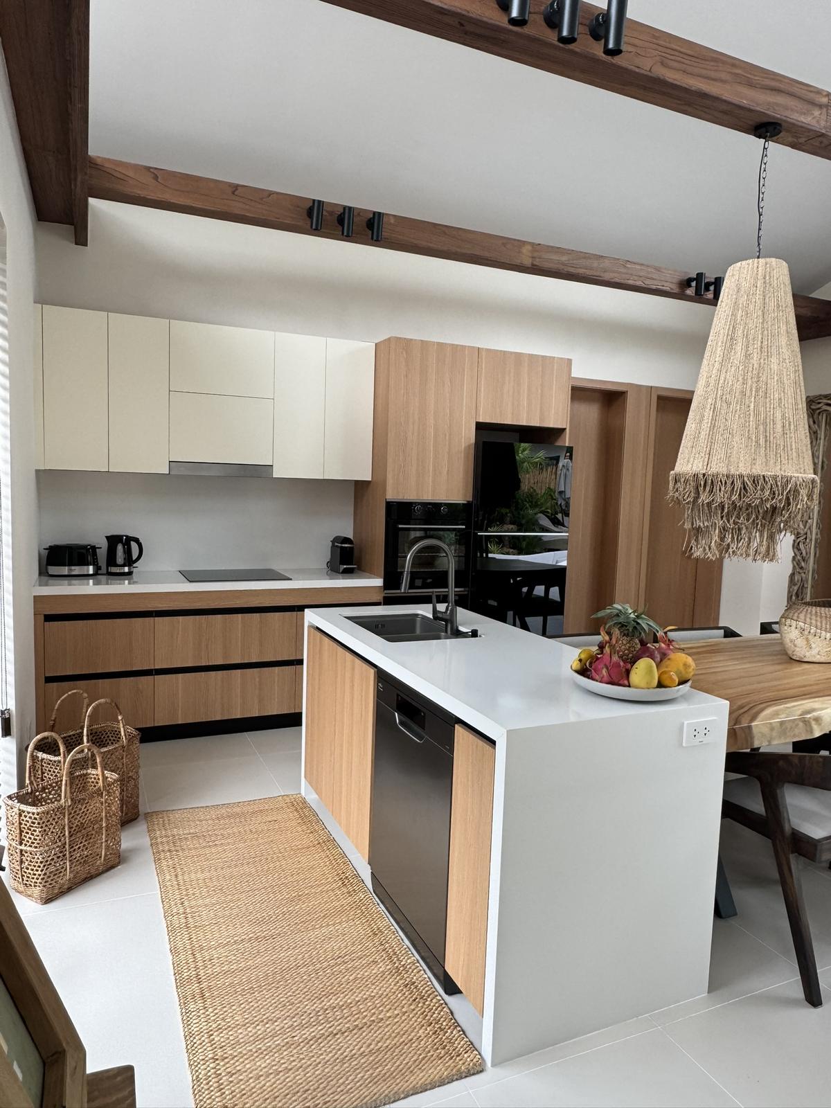 Fitted kitchen with island and breakfast seating