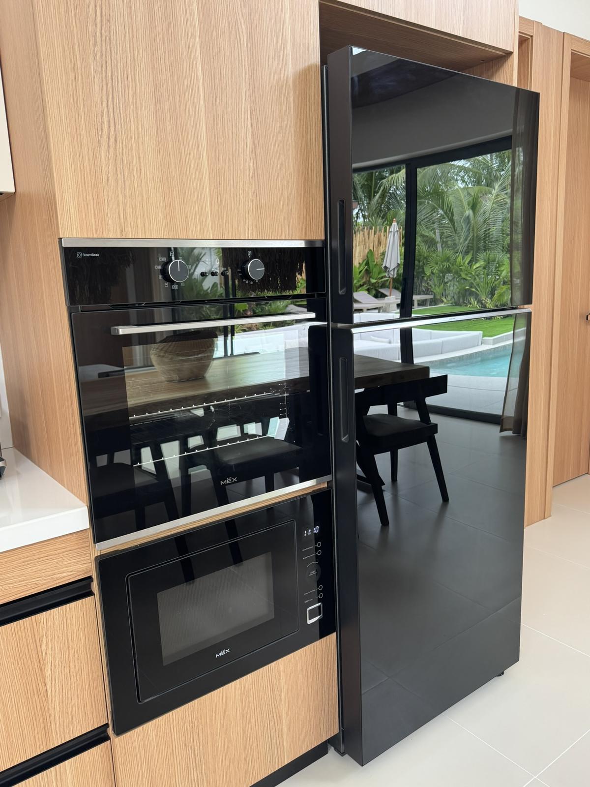 Built-in oven and kitchen appliances