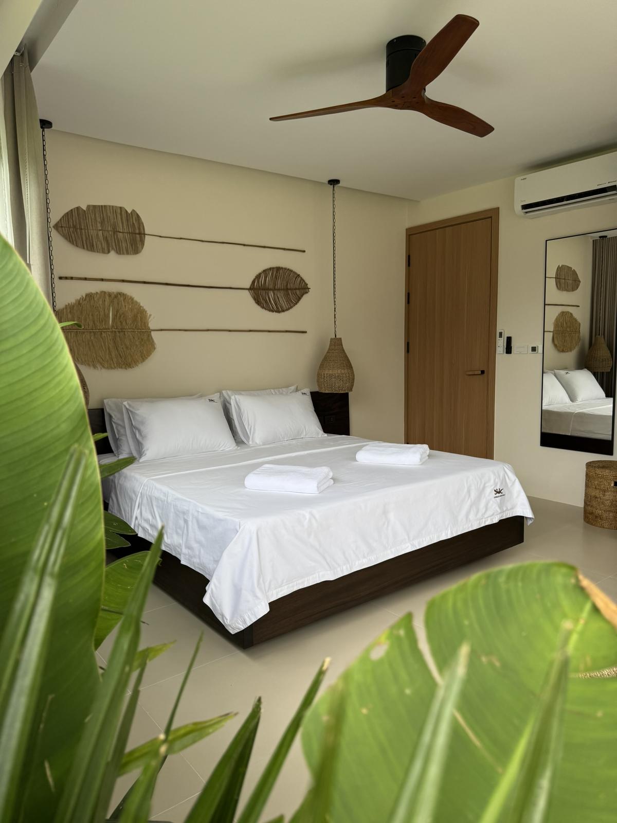 Double bedroom with a ceiling fan and garden view
