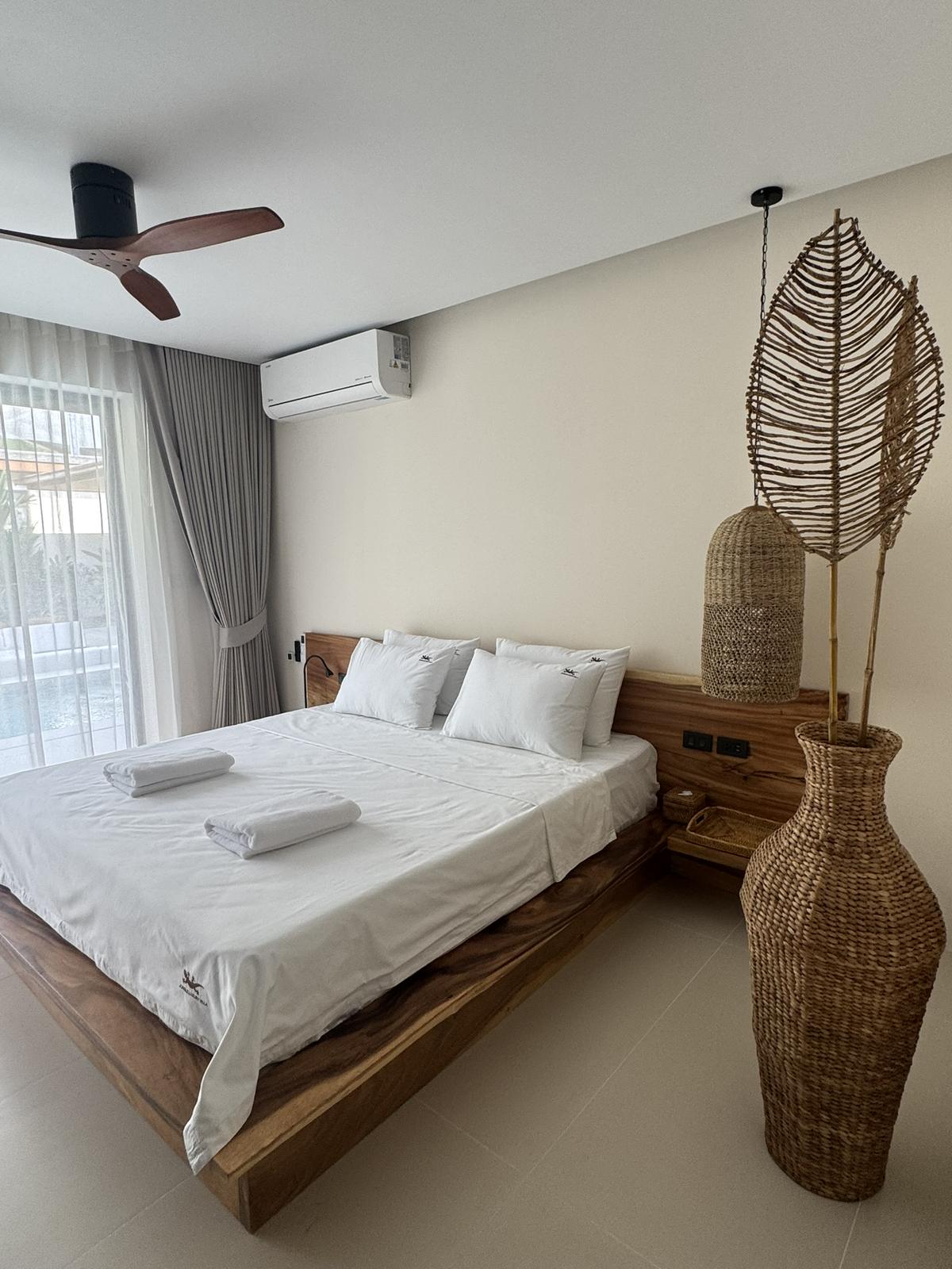 Double bedroom with a live-edge timber bed