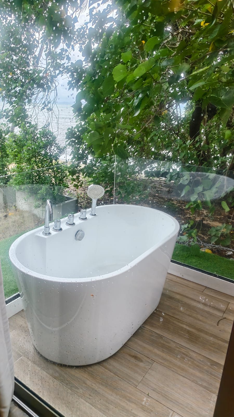 The freestanding tub on the terrace of the show unit