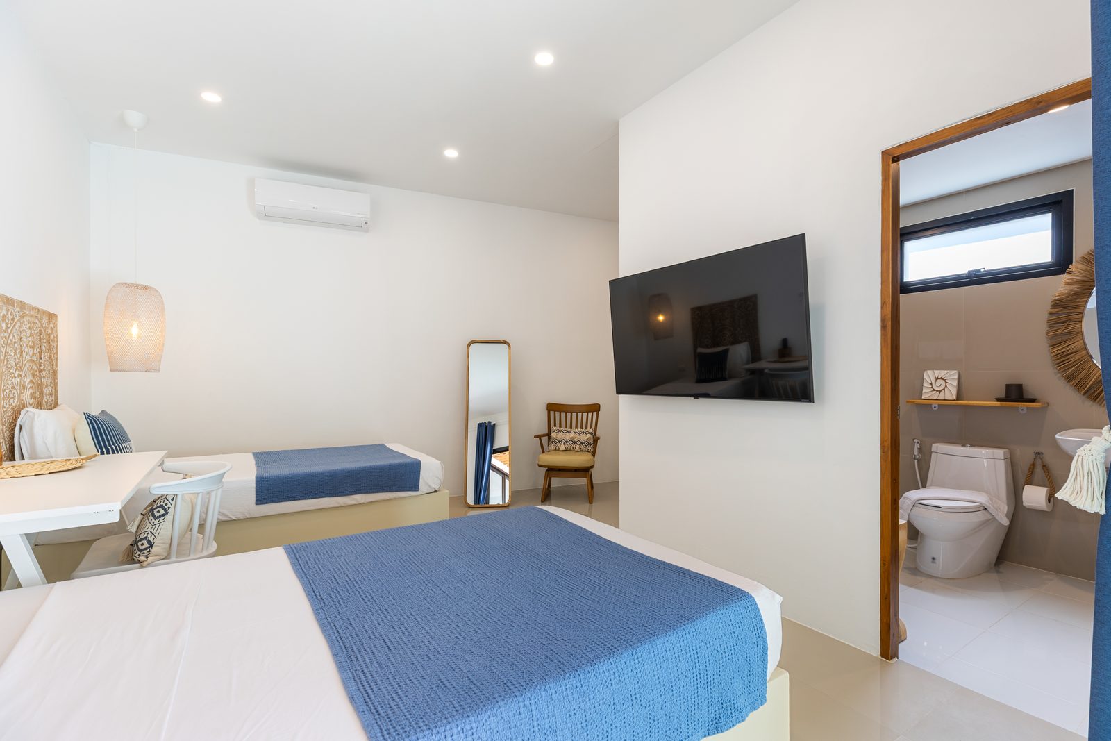 Bedroom with its en-suite bathroom beyond