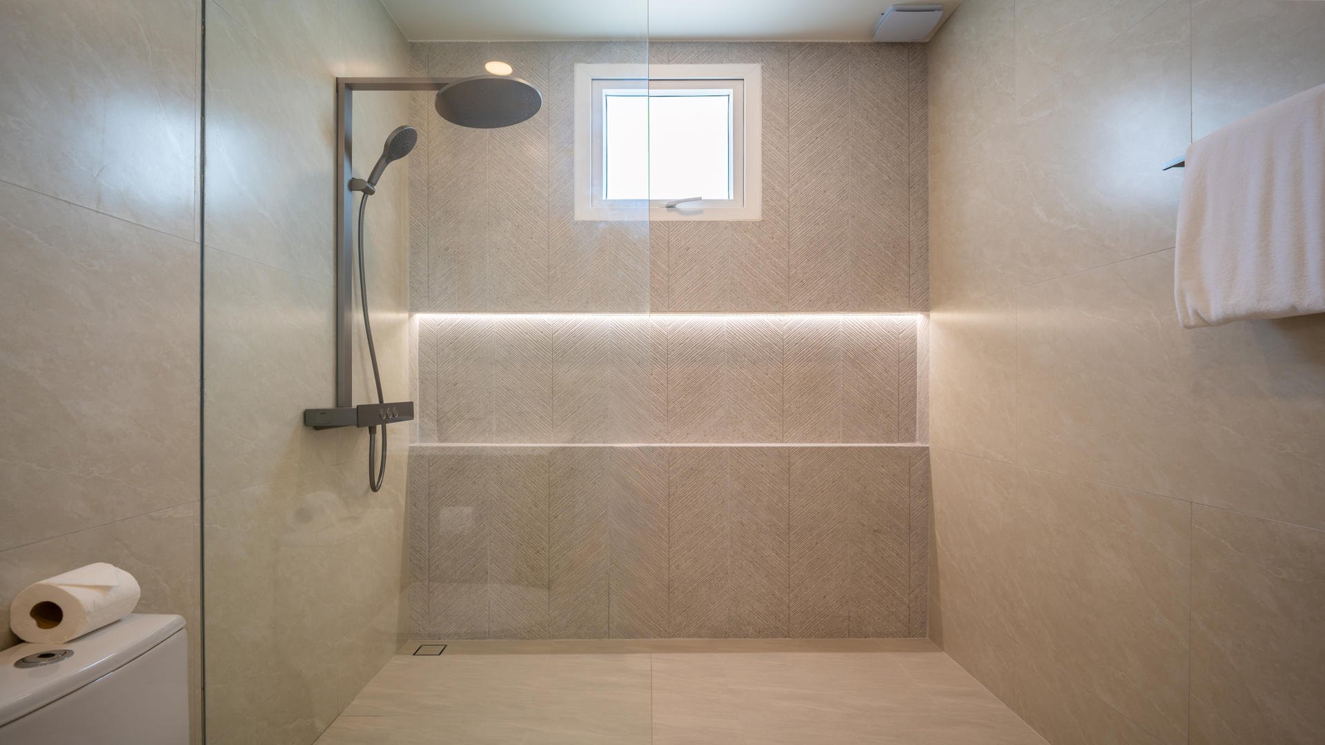 Shower room with a bench and a walk-in tray