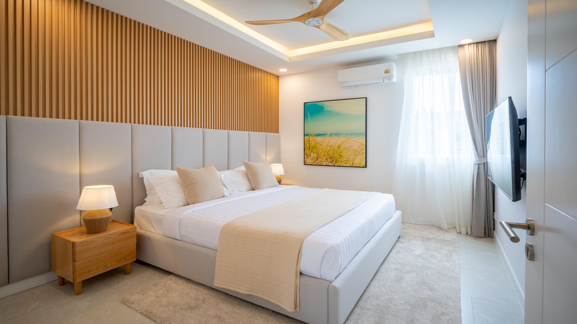 Second bedroom with the television wall