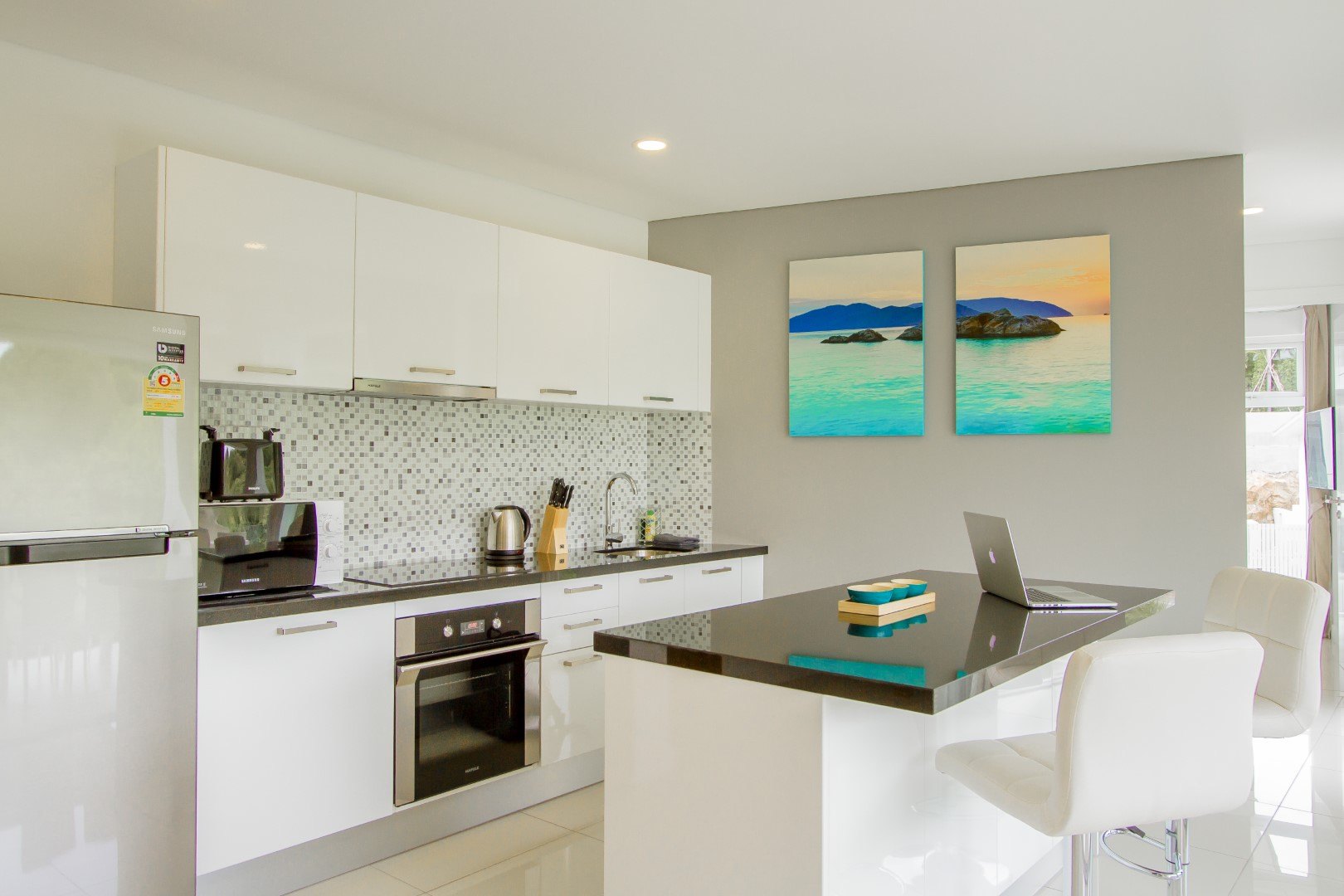 Fitted kitchen with oven and breakfast counter