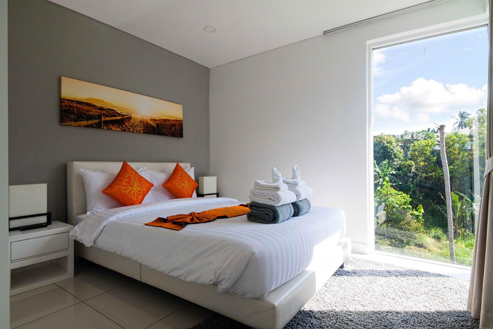 Bedroom opening onto the greenery outside