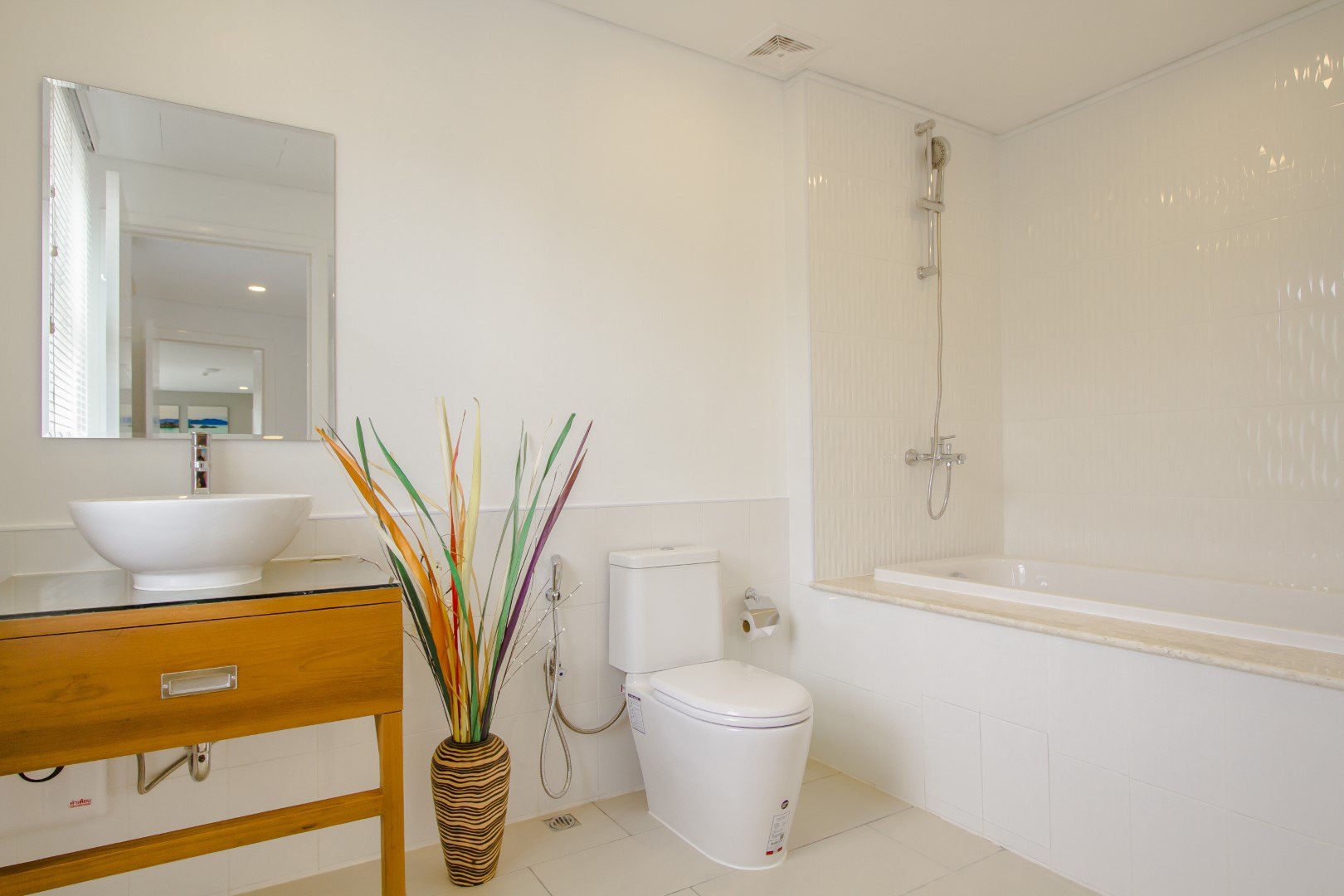 Bathroom with a bathtub and a vanity unit