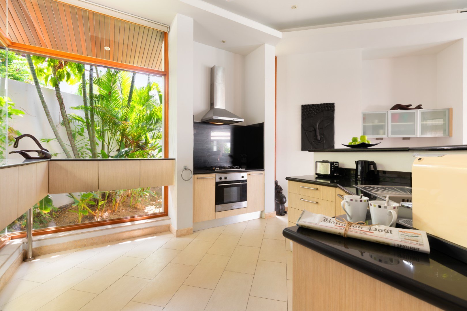 The fitted kitchen and its island bar