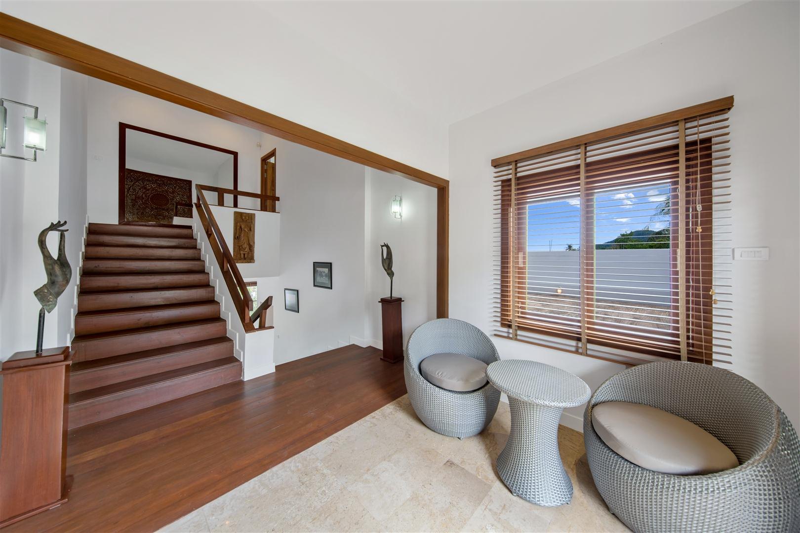 The staircase and the mid-level reception hall