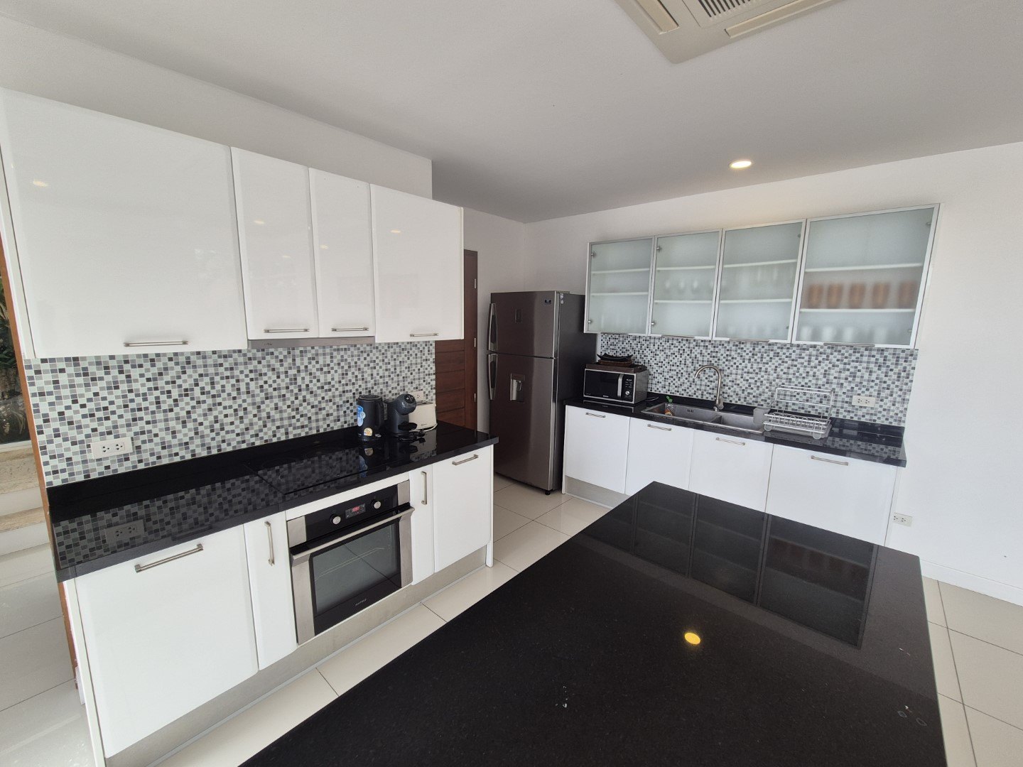 The fitted Western kitchen