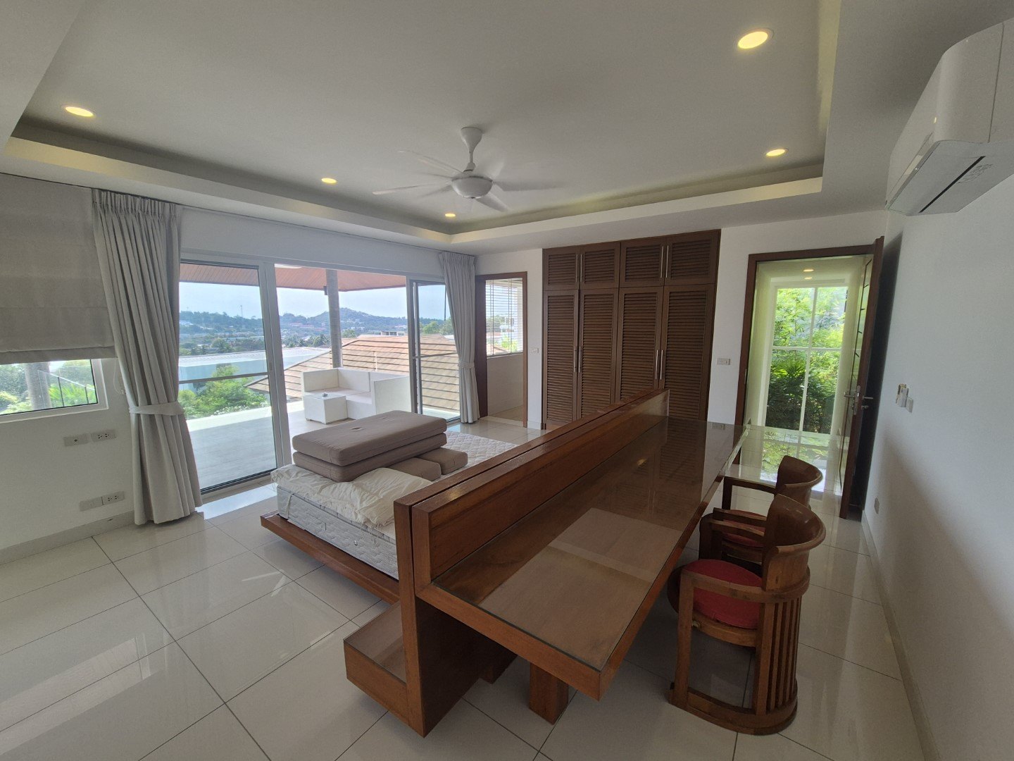 Another bedroom, glass onto the garden