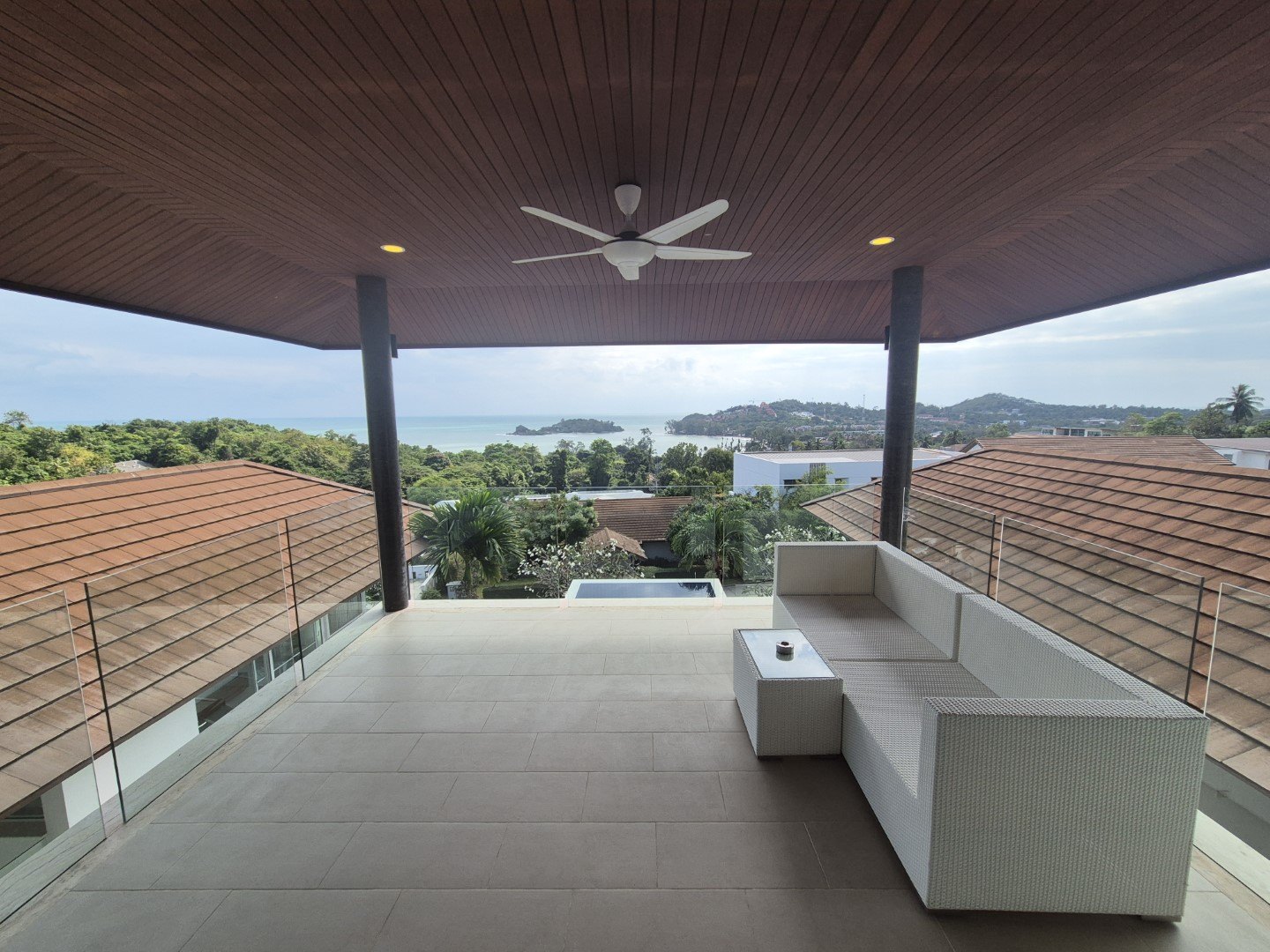 The covered upper terrace looking over the bay