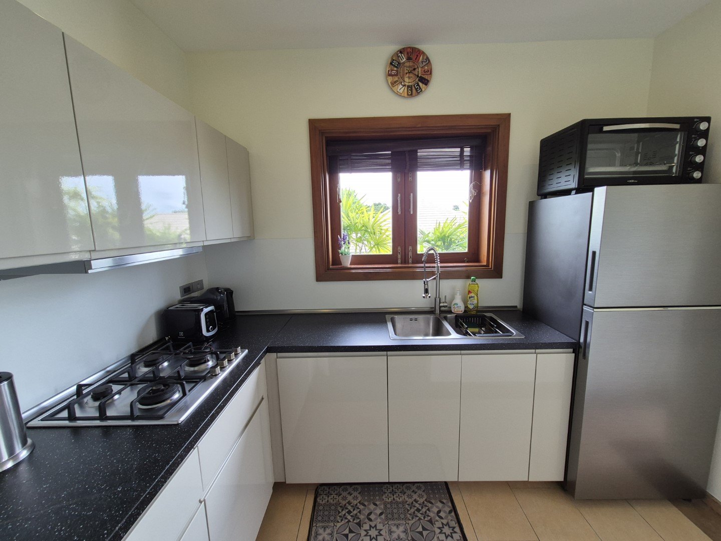The fitted Western kitchen