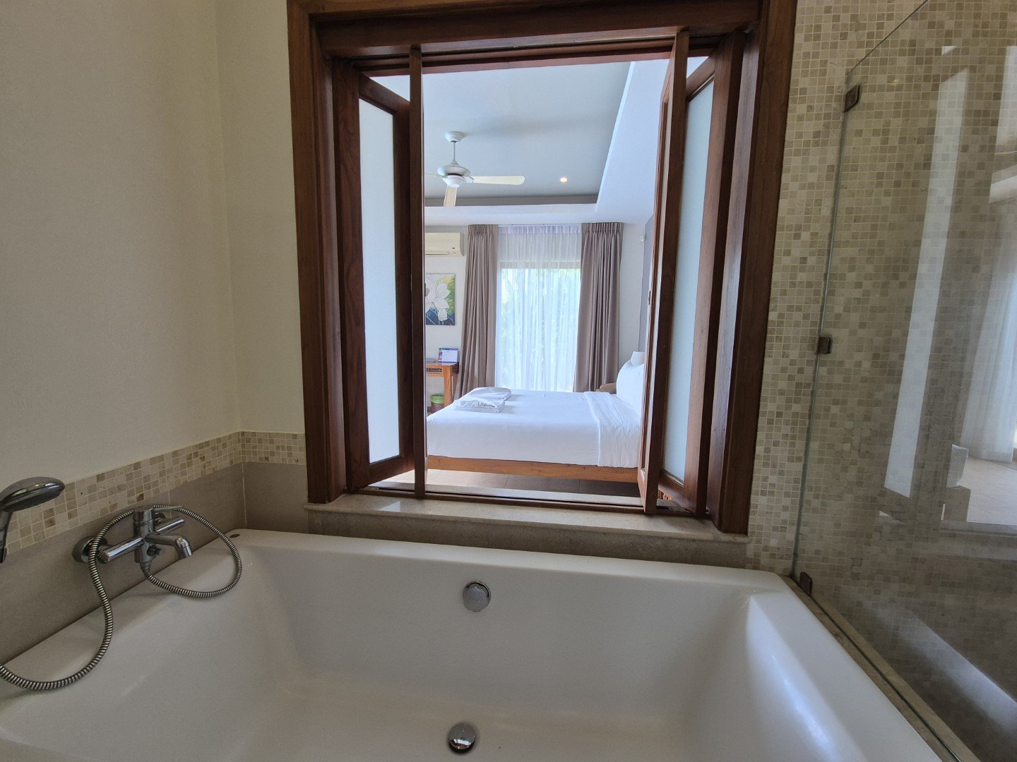 The second bathroom with its corner jacuzzi