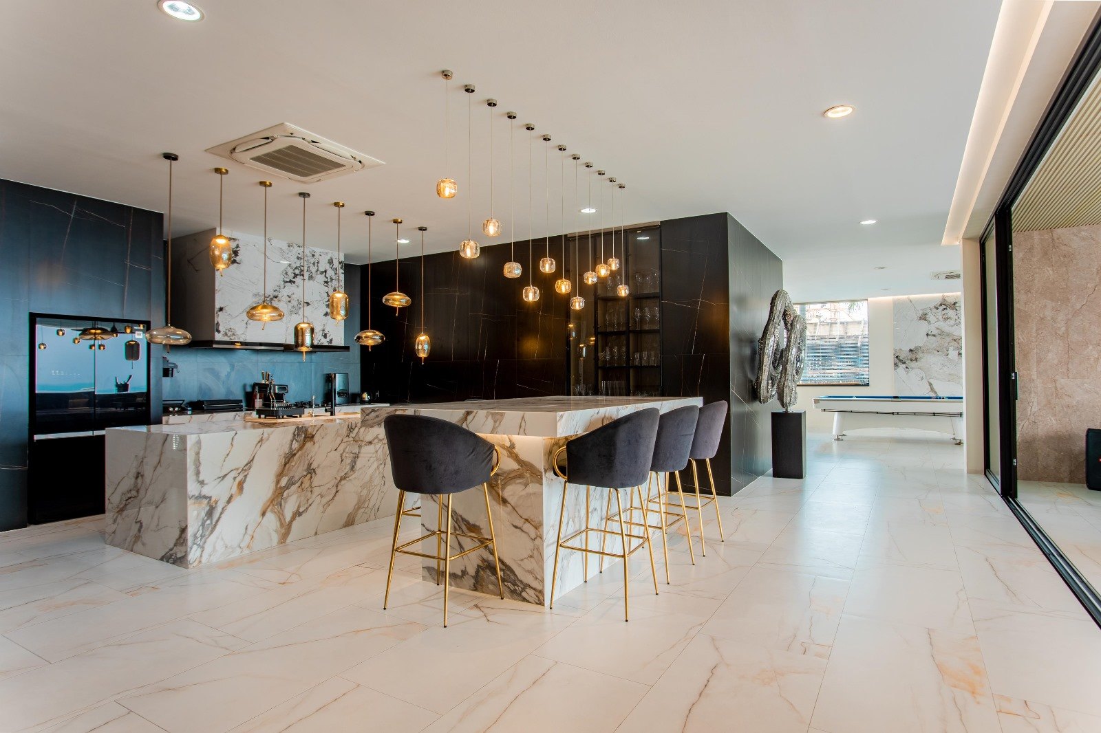 The marble kitchen and its bar