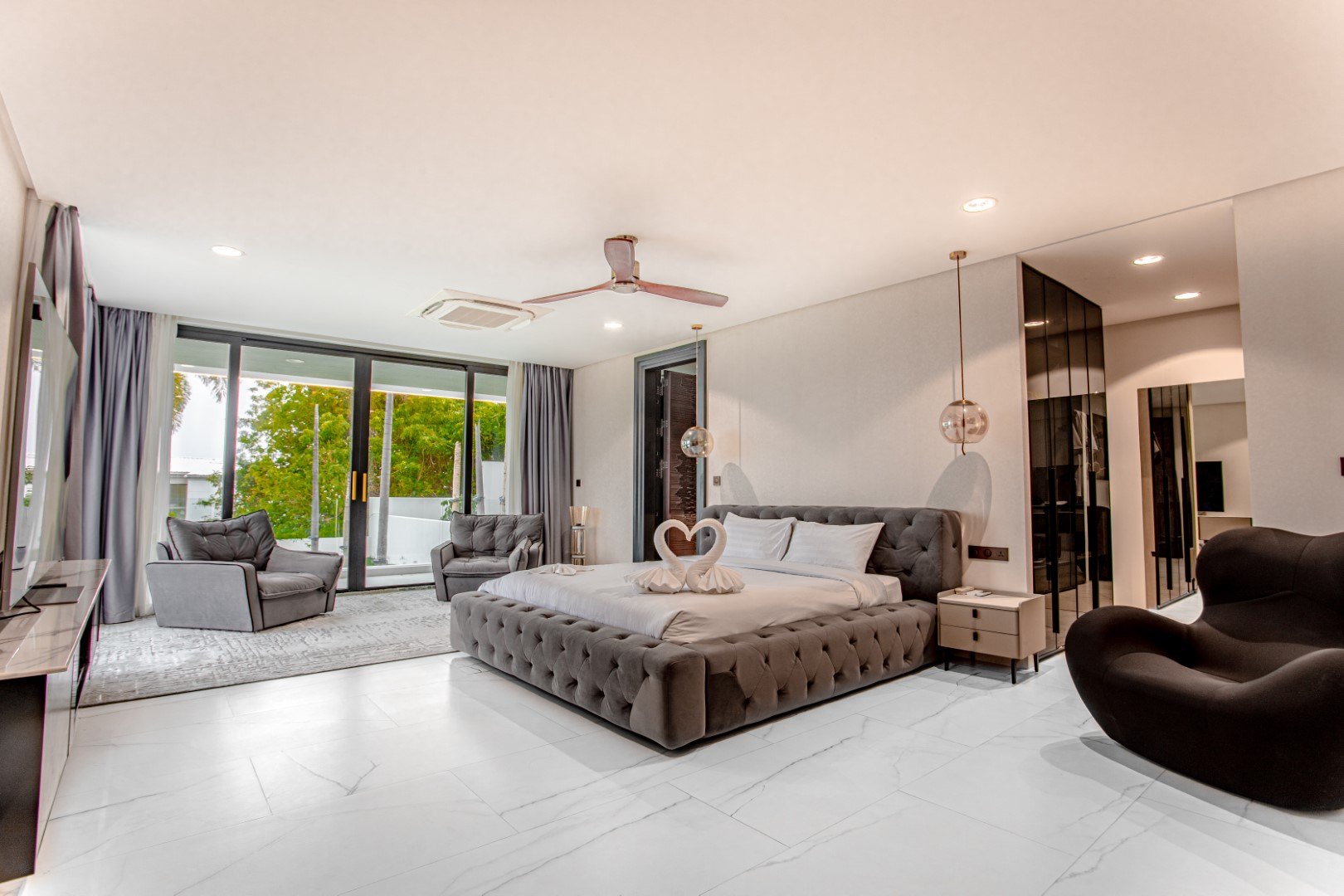 A guest bedroom