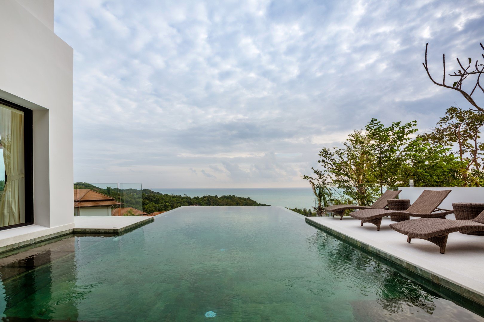 The infinity edge and the sea beyond it