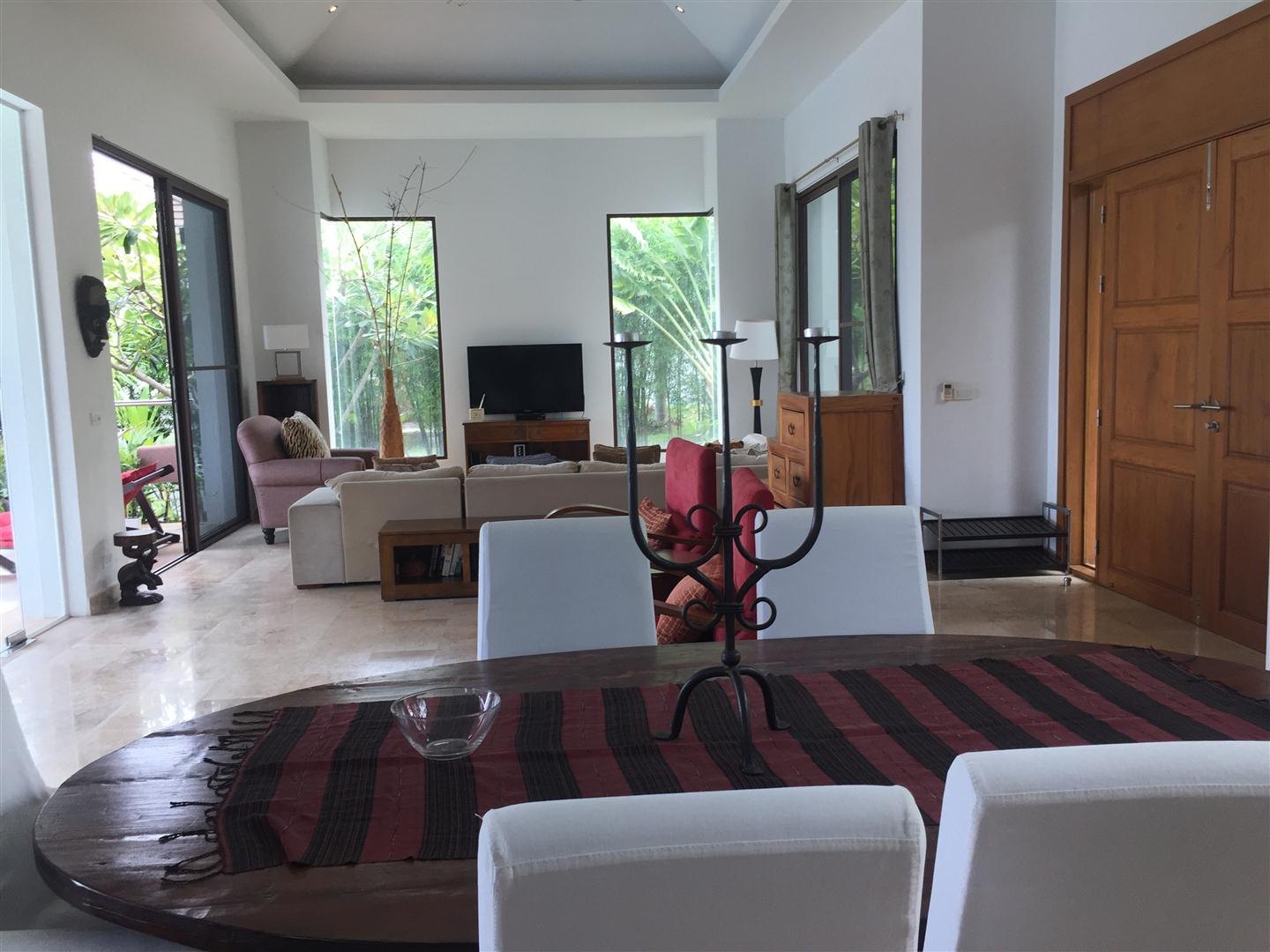 Living running into the dining area