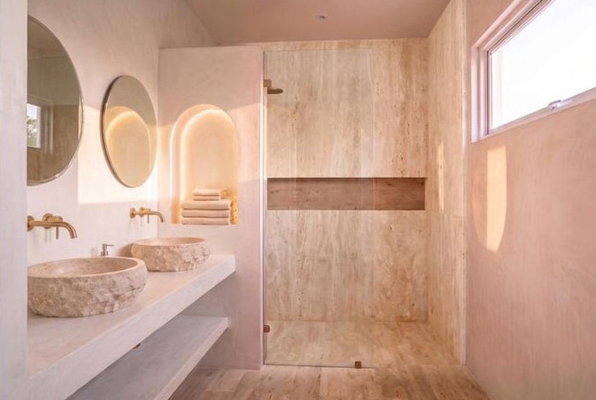 Bathroom in natural stone, twin basins and a walk-in shower