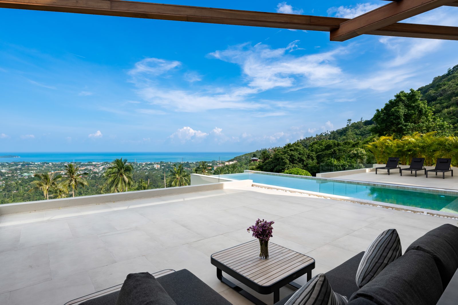 Infinity pool and the sea