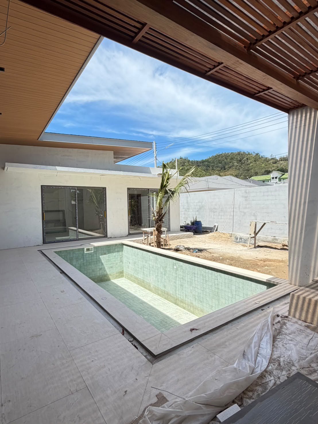 The pool and the covered terrace under the slatted ceiling